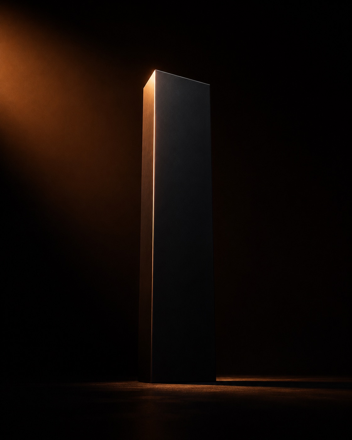 Monolito iluminado por una luz cálida en la oscuridad